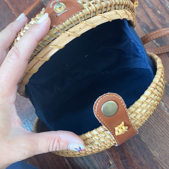 Round rataan cross body purse - Picture 2 of 2